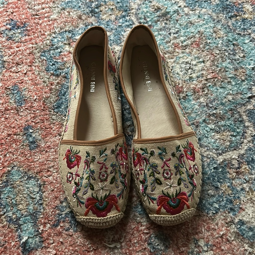 Gianni Bini embroidered flats